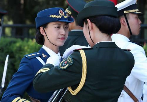 女仪仗兵视频,展现我国军威风采